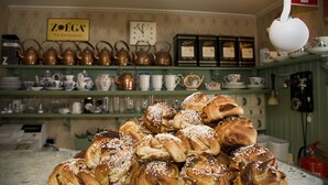 A bakery with a large display of bread and pastries. - Garvaregården Hotel and B&B (Askersund)