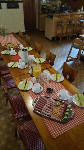 Frühstück und Mittagessen, lokale und internationale Küche