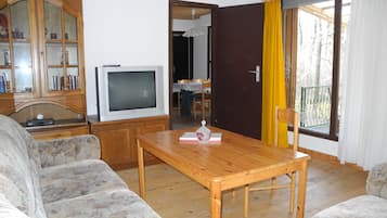 Bungalow, 1 Schlafzimmer (3) | Wohnbereich | Fernseher, Tischtennisplatte