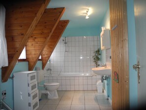 Apartament, 2 dormitoris | Bany | Dutxa i tovalloles 