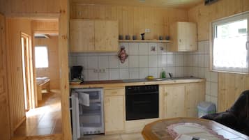 Bungalow (18) | Private kitchen | Fridge, stovetop, coffee/tea maker, electric kettle