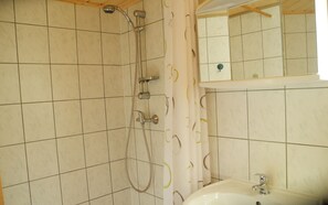 Bungalow, 2 Bedrooms (4) | Bathroom | Shower, towels - Feriendorf Finnhütte (Niesky)
