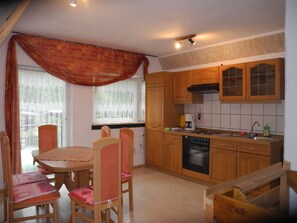 Apartament, 2 dormitoris | Cuina privada | Frigorífic, placa de cuina, cafetera i tetera i bullidora elèctrica 