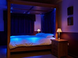 Habitación doble, planta baja | Decoración individual, mobiliario individual, cortinas opacas