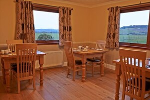 Desayuno completo gratuito y diario