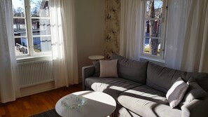 Suite, 2 Einzelbetten | Wohnbereich | 40-Zoll-Flachbildfernseher mit Digitalempfang, Fernseher