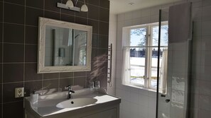 Suite, 2 Einzelbetten | Badezimmer | Dusche, Haartrockner, Handtücher