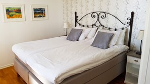Doppelzimmer, 1 King-Bett | Individuell dekoriert, individuell eingerichtet, Schreibtisch