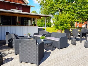 Breakfast, lunch, dinner served; beach views  - Hotell Grönfeltsgården (Karlskoga)