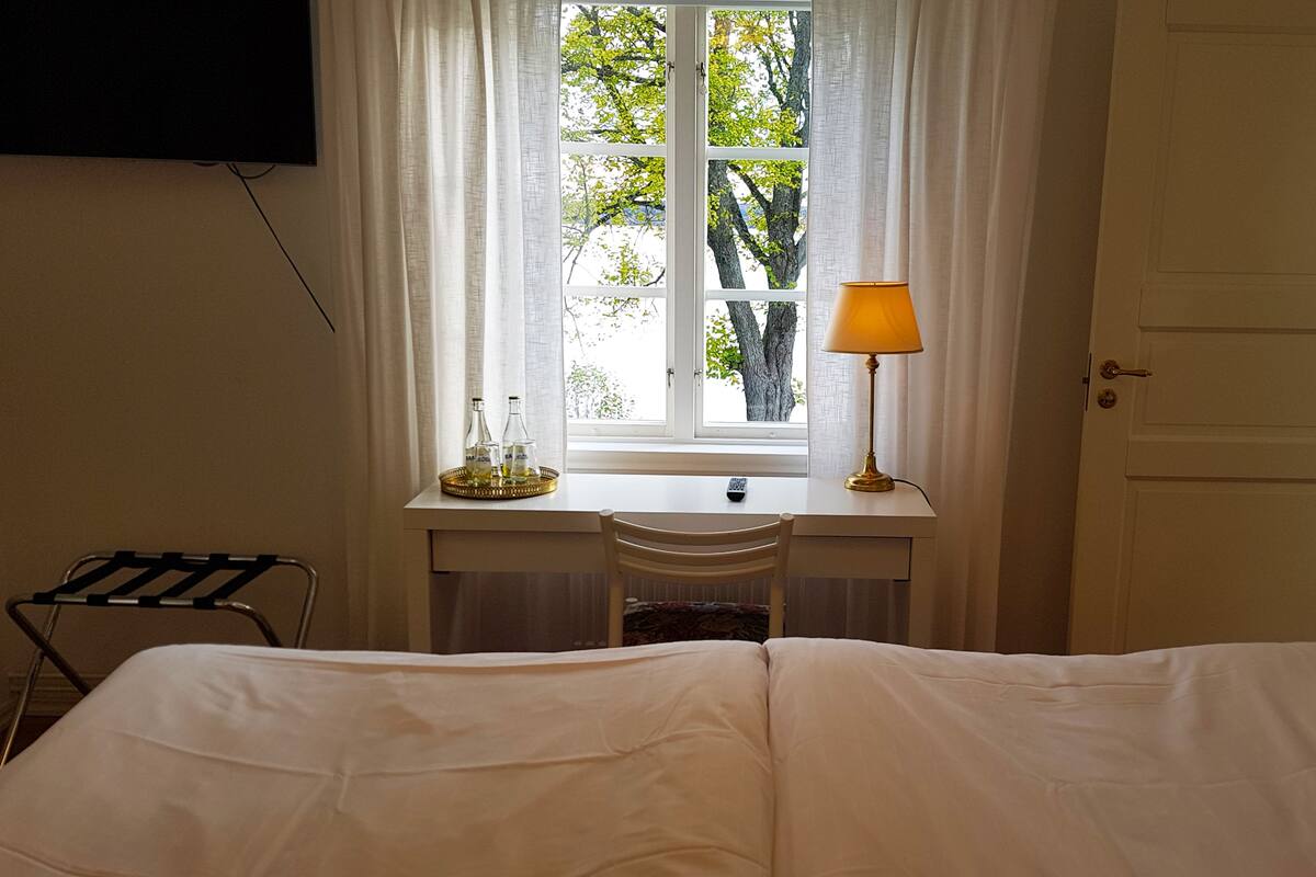 Double Room, 1 King Bed | Desk, blackout drapes, iron/ironing board, cribs (free)
