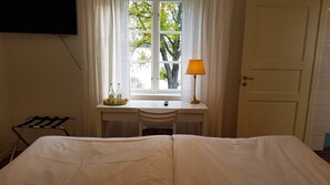 Doppelzimmer, 1 King-Bett | Individuell dekoriert, individuell eingerichtet, Schreibtisch