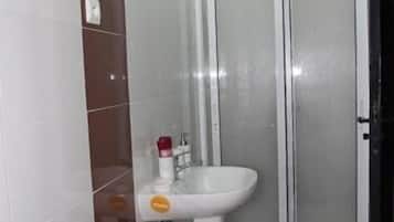 Ducha, artículos de higiene personal gratuitos y secador de pelo