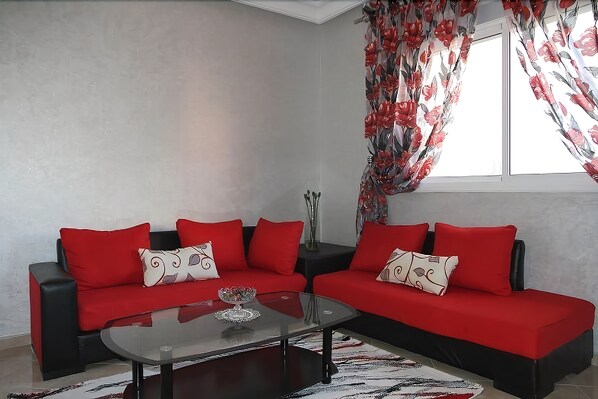 32-inch LCD TV with satellite channels, TV - Coquets Appartements (Tangier)