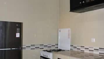 Apartamento City, 2 habitaciones | Cocina privada | Frigorífico, microondas, horno y placa de cocina