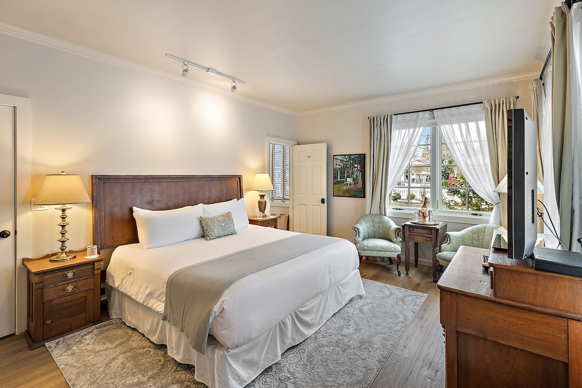 Deluxe kamer, 1 kingsize bed, uitzicht op stad | 1 slaapkamer, luxe beddengoed, bedden met traagschuimmatras