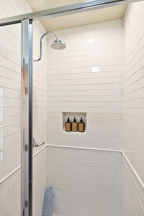McCully Queen, Room 11 (Second floor, stair access) | Bathroom | Free toiletries, hair dryer, bathrobes, slippers - McCully House Inn (Jacksonville)