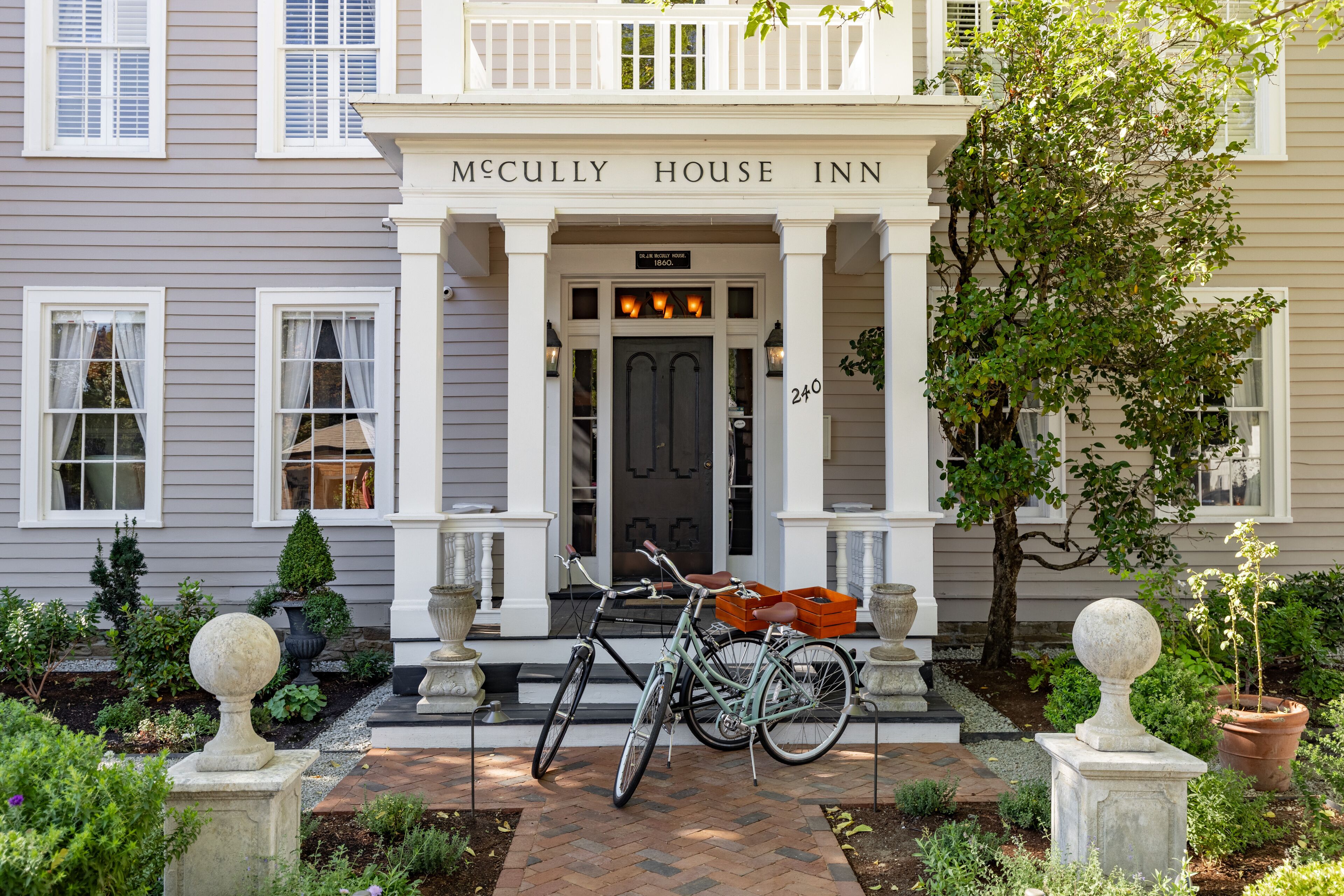 Un edificio de dos plantas con un cartel que dice 'McCully House Inn'.