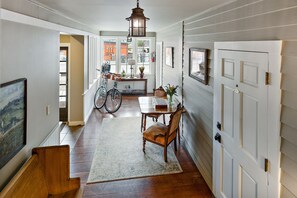 Lobby sitting area - McCully House Inn (Jacksonville)