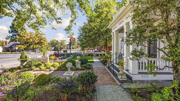 Vista frontal de la propiedad