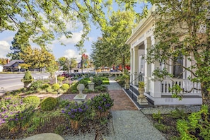 Front of property - McCully House Inn (Jacksonville)