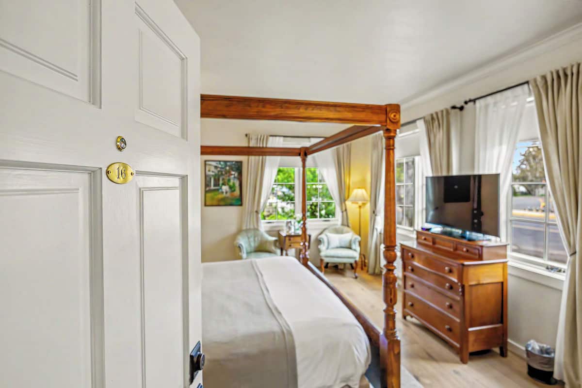 McCully King, Room 16 ( Ground floor, no stairs) | Premium bedding, memory foam beds, iron/ironing board, WiFi (free)