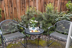 Suite Premier, 1 très grand lit, patio, vue sur le jardin | Terrasse/patio