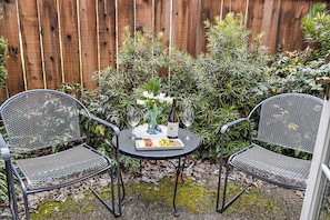 Premier-sviitti, 1 suuri parisänky, patio, näköala puutarhaan | Terassi/patio