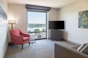 Suite, 1 chambre (1 King Bed) | Aire de séjour | Téléviseur de 55 po avec télévision par câble, films payants