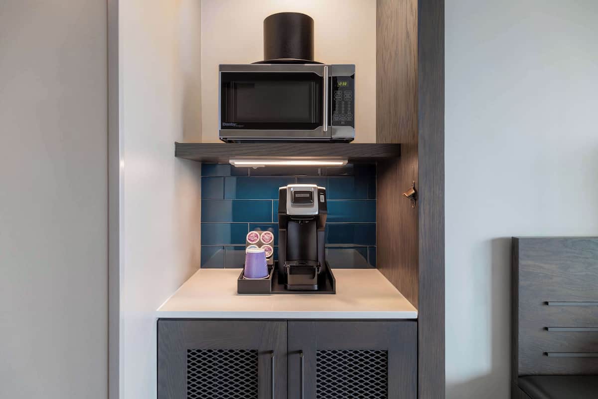 deluxe room, 1 king bed, balcony | premium bedding, down duvets, pillow-top beds, in-room safe