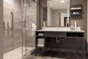 Deluxe Room, 1 King Bed, Balcony | Bathroom shower - Hilton Garden Inn Fredericton (Fredericton)