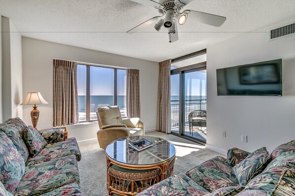 Condo, 3 Bedrooms, Non Smoking, City View | Living room