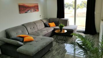 Apartemen Deluks, 3 kamar tidur, pemandangan laut | Ruang keluarga | TV layar datar
