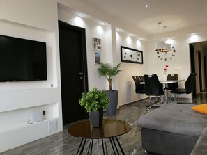 Deluxe-huoneisto, 3 makuuhuonetta, merinäköala | Oleskelualue | Taulutelevisio