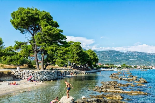 Ranta lähistöllä, valkoista hiekkaa