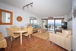 Condo, 3 Bedrooms, Beach View | Living room