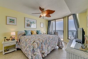 Kondominium, 4 kamar tidur, pemandangan pantai | Setrika/meja setrika, Wi-Fi gratis, dan seprai linen