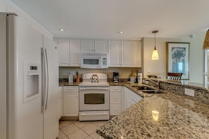 Appart'hôtel, 3 chambres, vue plage | Cuisine privée | Réfrigérateur, micro-ondes, four, plaque de cuisson
