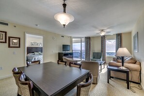 Apartment, 3 Schlafzimmer | Essbereich im Zimmer