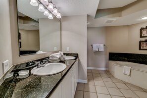 Kondominium, 4 kamar tidur, pemandangan resor | Kamar mandi | Pengering rambut dan handuk