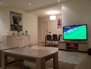Apartment, 2 Bedrooms | 2 bedrooms, blackout drapes, iron/ironing board, free cribs/infant beds