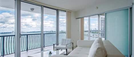 Căn hộ (Awesome Water View 2/2 in Edgewater) | Quang cảnh từ phòng
