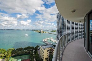 Apartment (Awesome Water View 2/2 in Edgewater) | Balkon