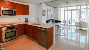 Apartemen (Perfect 2/2 at Midtown) | Area keluarga | TV layar datar