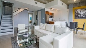 Apartemen (Luxurious 2/2.5 at Midtown Miami) | Area keluarga | TV layar datar