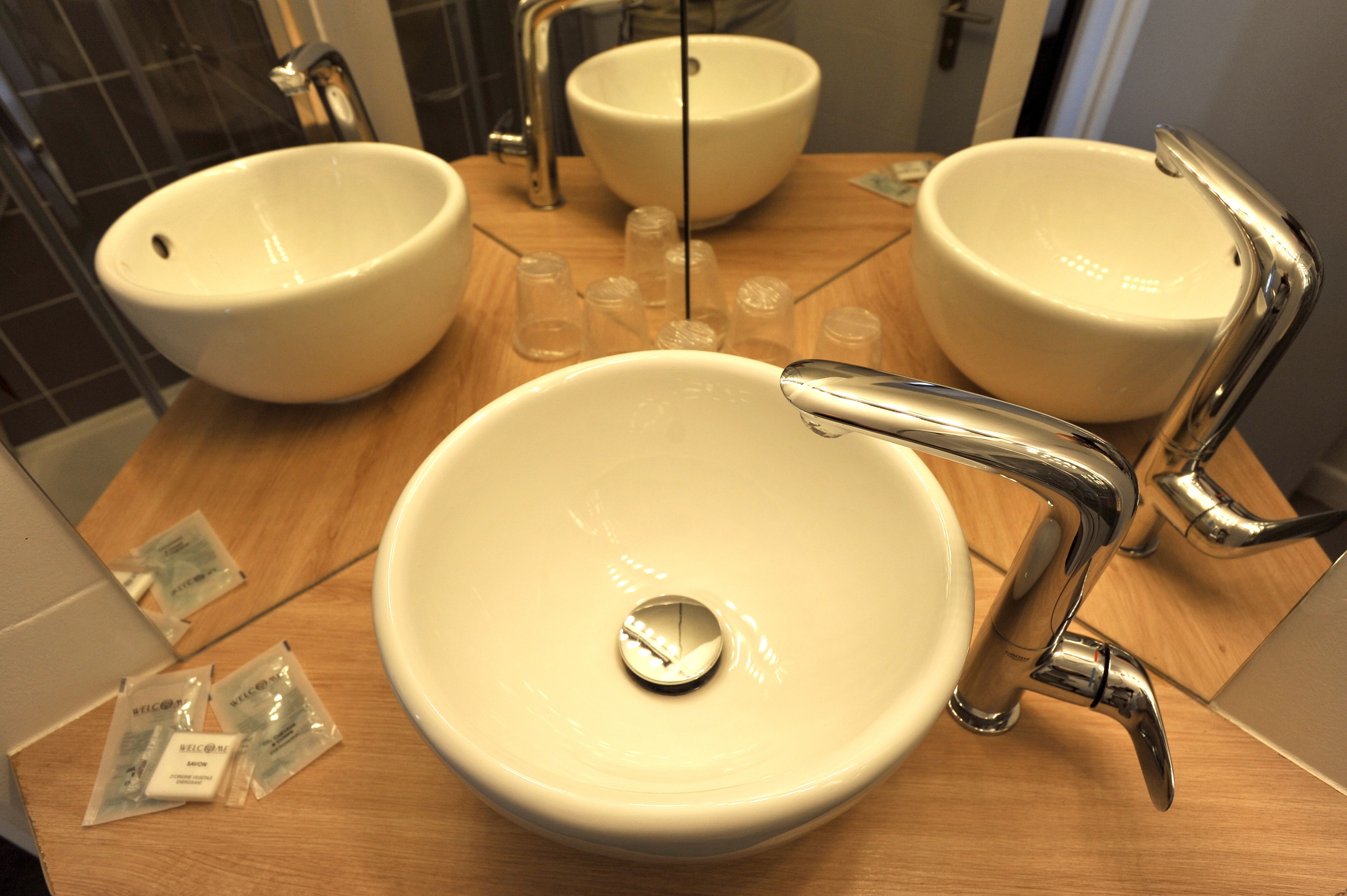 economy double room | bathroom | shower, hair dryer, towels