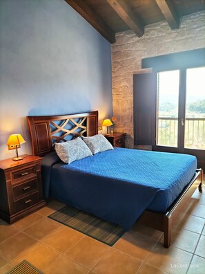 Superior kamer | Individueel gedecoreerd, individueel gemeubileerd, een bureau