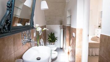 Vierbettzimmer | Badezimmer | Dusche, Haartrockner, Bidet, Handtücher