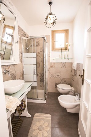 Triple Room | Bathroom | Shower, hair dryer, bidet, towels - B&B Il Borgo (Poggiardo)