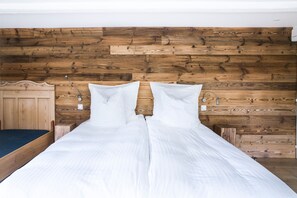 A bed with white bedding and a wooden headboard. - La Pierre d'Eau (Fréland)