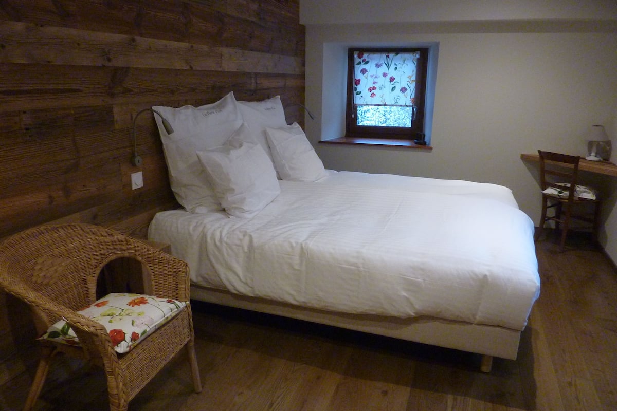 Kamer, 1 twee- of 2 eenpersoonsbedden (Source) | 1 slaapkamer, luxe beddengoed, individueel gedecoreerd